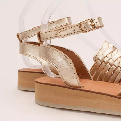 Sandale en cuir champagne Mapache. Modèle compensé Loma