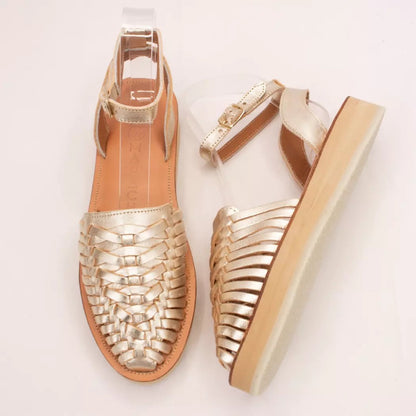 Sandale en cuir champagne Mapache. Modèle compensé Loma