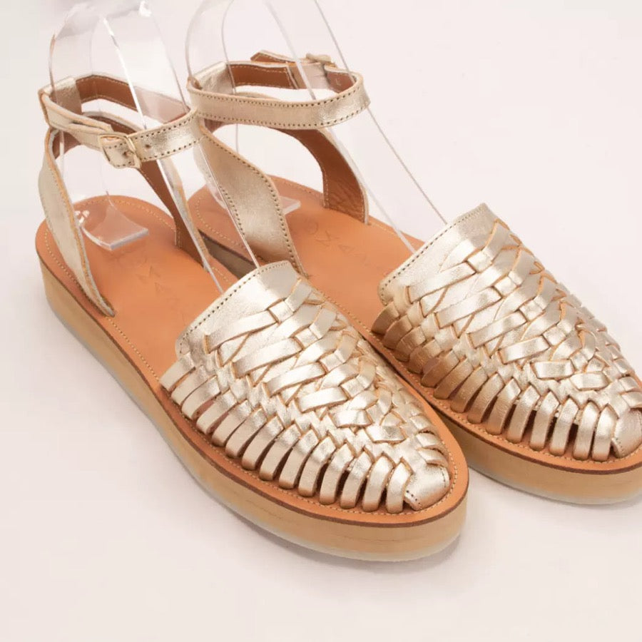 Sandale en cuir champagne Mapache. Modèle compensé Loma