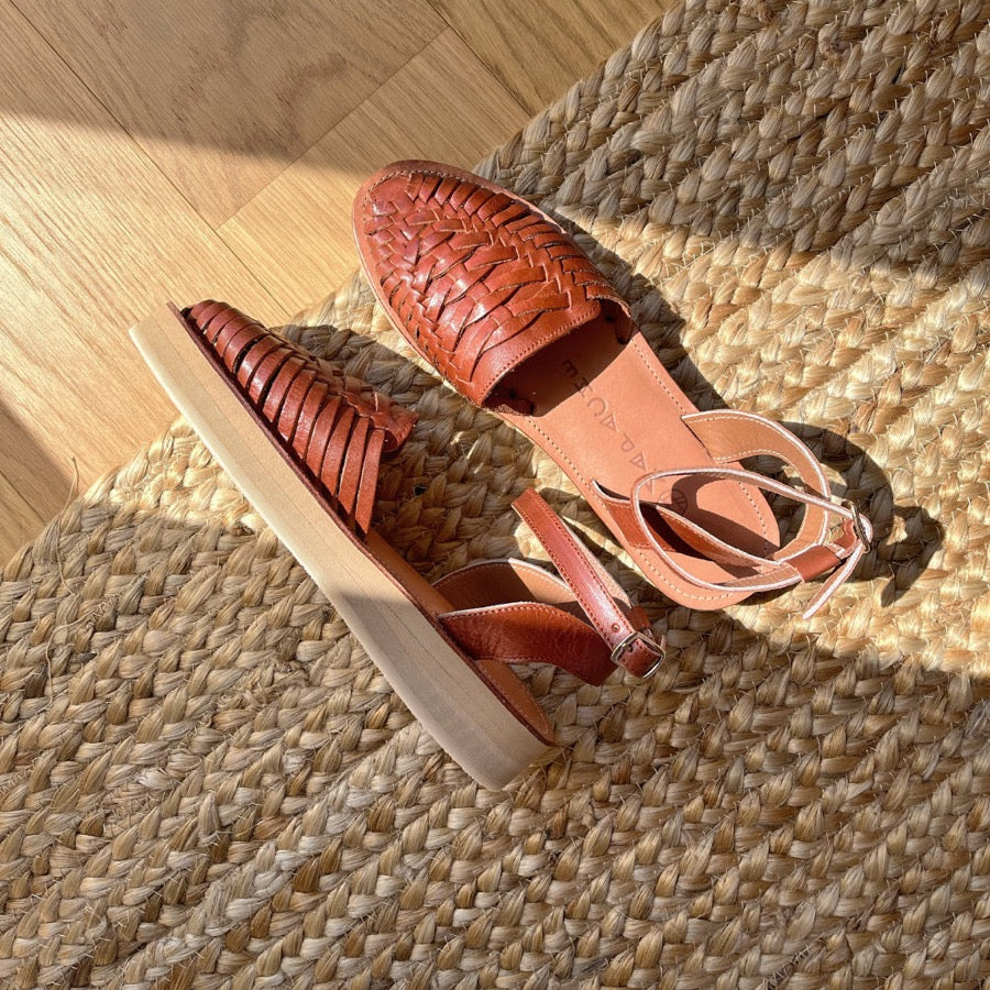 Sandales compensées en cuir Mapache. Modèle Loma couleur tabac